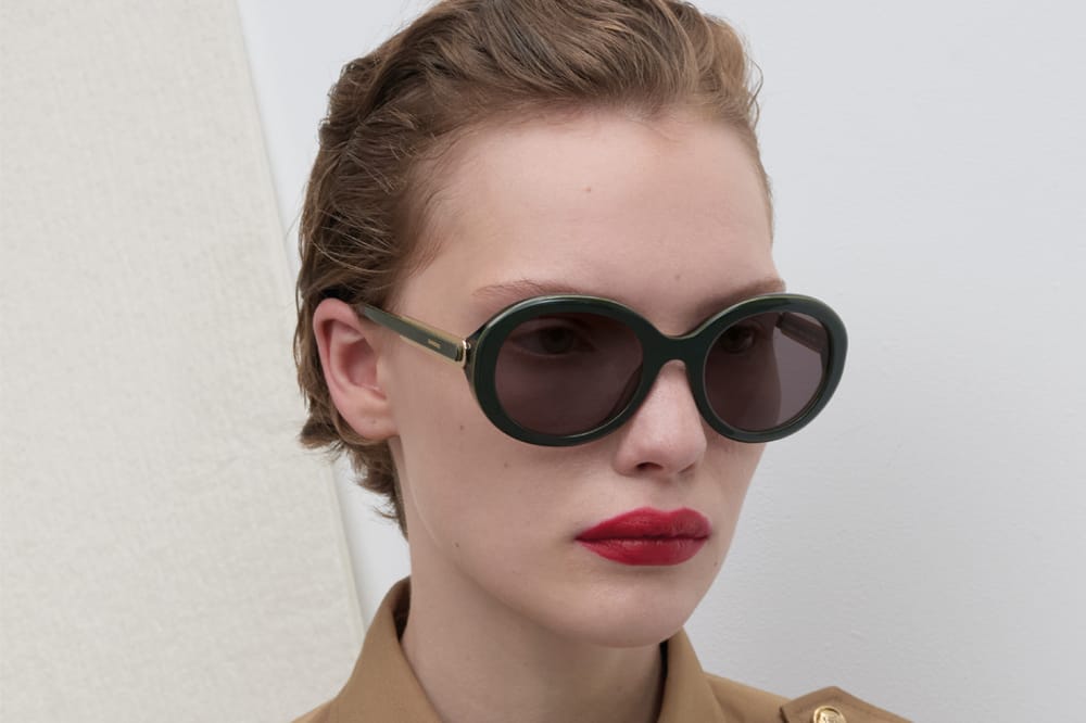 woman wearing Sando sunglasses