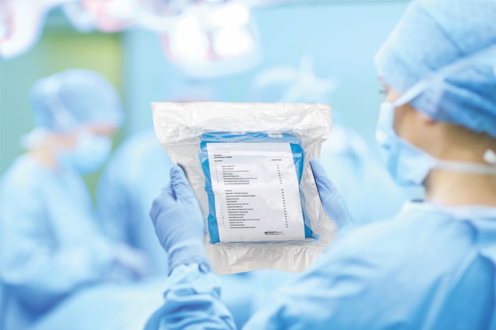 Surgeon looking at CustomEyes Procedure Packs