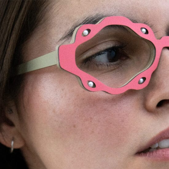 Woman wearing pearl Eyes glasses