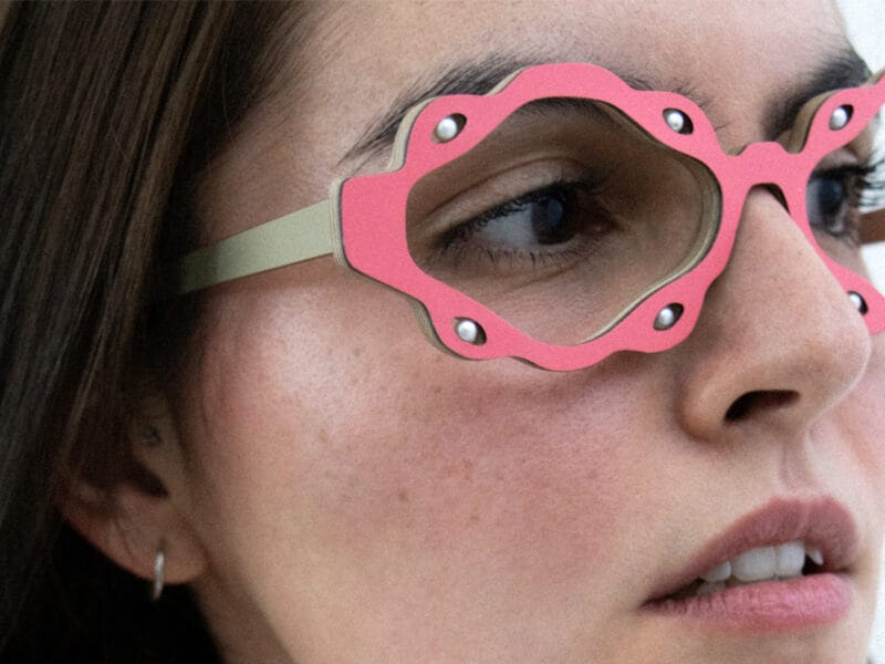Woman wearing pearl Eyes glasses