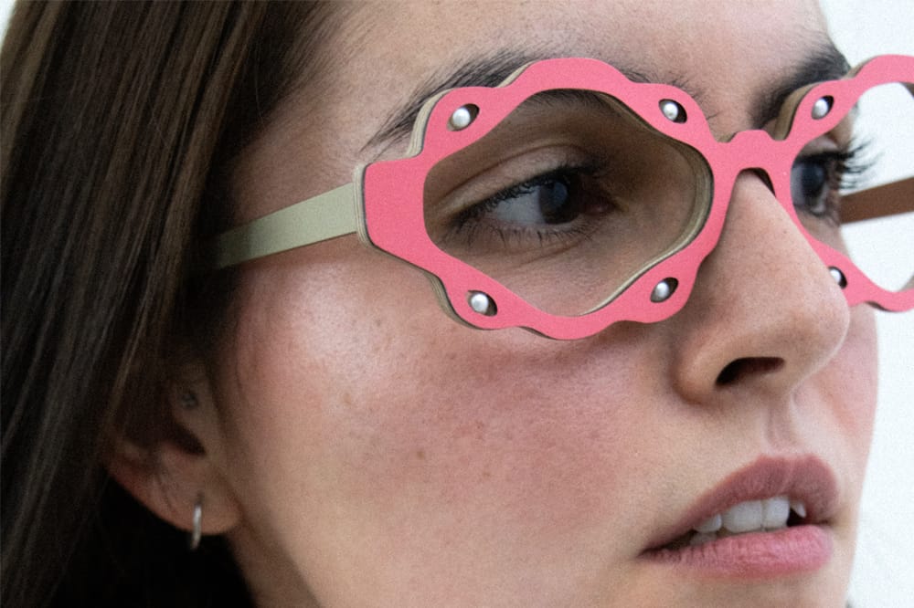 Woman wearing pearl Eyes glasses