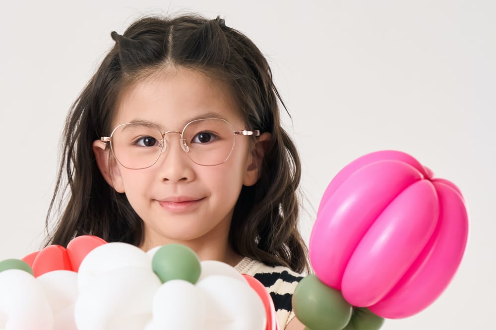 Girl with balloons wearing Lipo eyewear