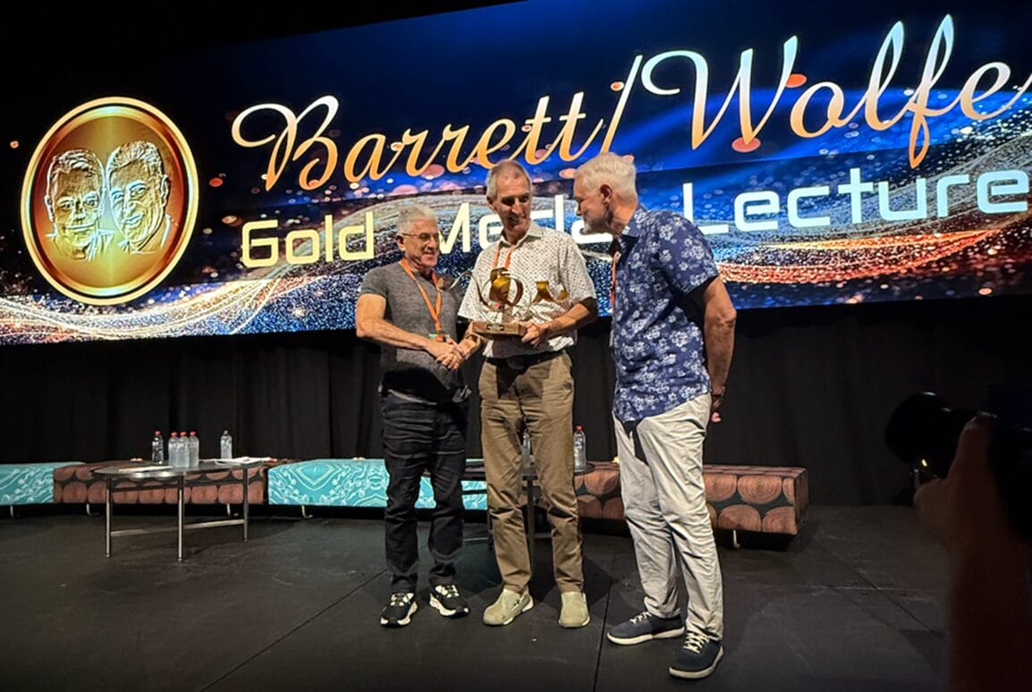 Prof Graham Barrett and Dr Rick Wolk present the Barrett/Wolfe Gold Medal trophy to Prof. Dr. Michael C. Knorz.