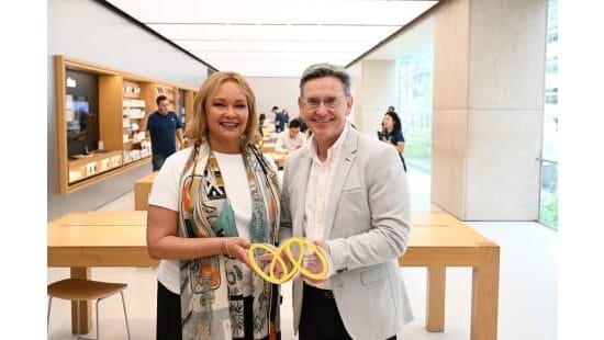 Vision Australia CEO David Williamson presents the 2025 Vision Australia Corporate Award to Apple Vice President of Environment, Policy and Social Initiatives, Lisa Jackson, at Apple Sydney.